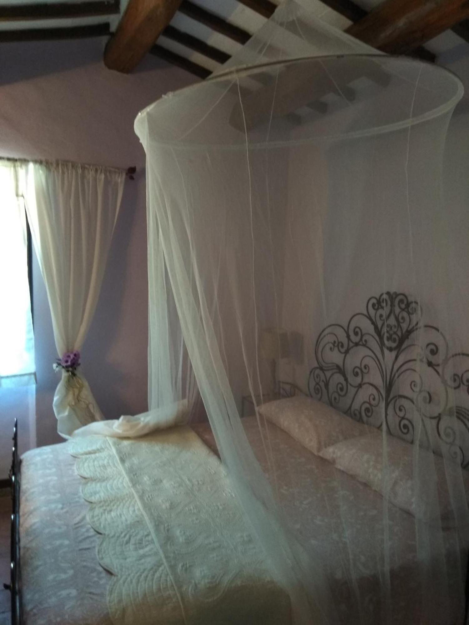 B&B La Luna Nel Pozzo โตดี ภายนอก รูปภาพ